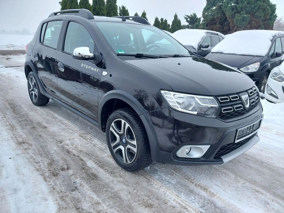Dacia Sandero Silnik 1.0 benzyna taki jak w Renault Captur 100 koni mechanicznych.