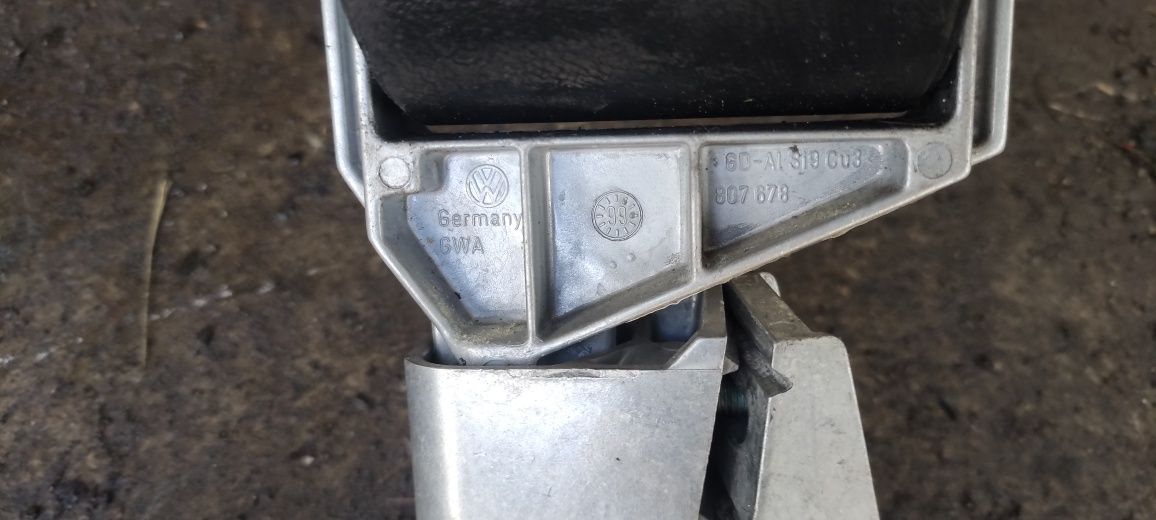 Podłokietnik komplet mocowania śruby golf 4 Bora sprawny GTI TDI jahre