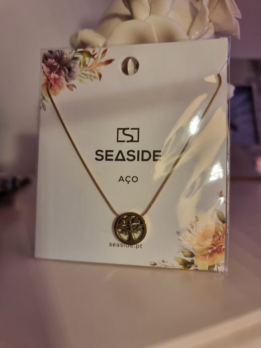 Colar dourado em aço