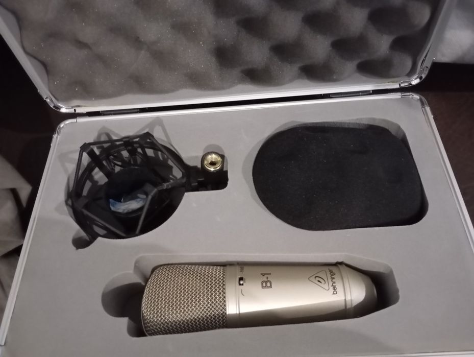 Микрлфон Behringer B1