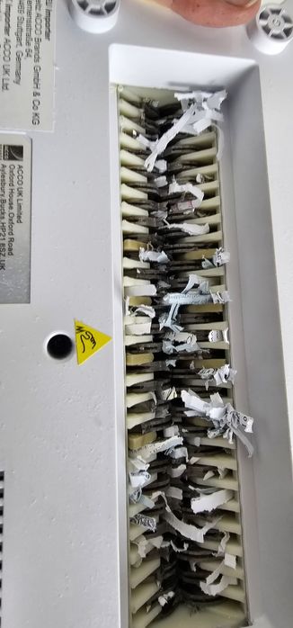 Niszczarka do dokumentów leitz IQ home p4