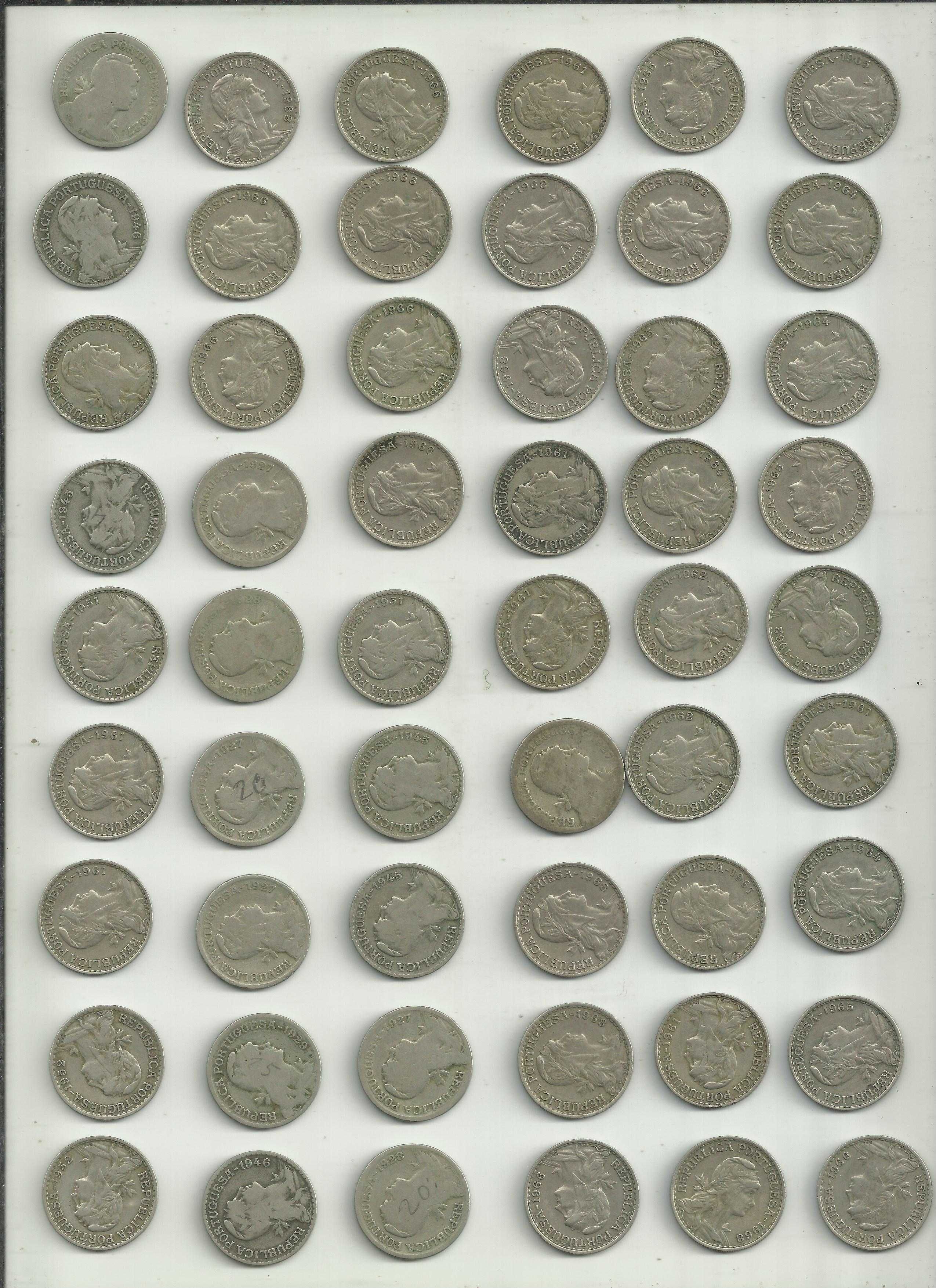 Lote com 57 moedas antigas de 1 escudo