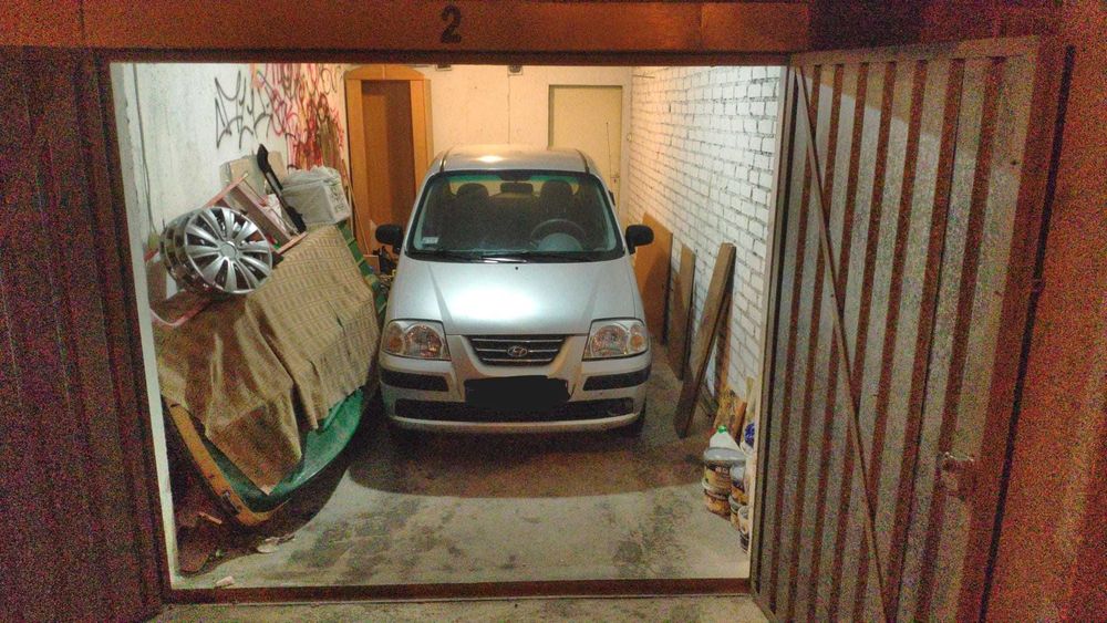 Garaż w czteropiętrowym bloku mieszkalnym przy ulicy Piaskowej