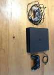 PlayStation4 Slim 500 GB com dois comandos em bom estado e o jogo GTA5