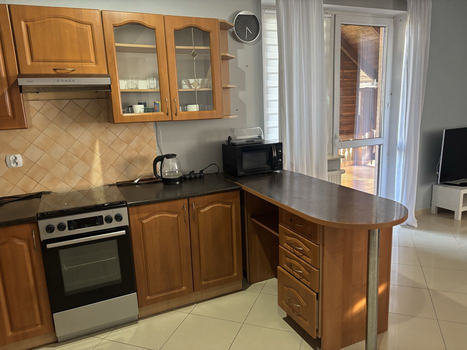 Zabudowa kuchenna brązowa drewniana 240x180 + blat 164 cm – bez AGD