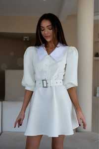 Сукня з білим комірцем