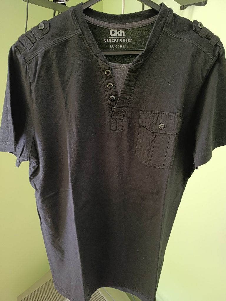 T-shirt preto com bolso