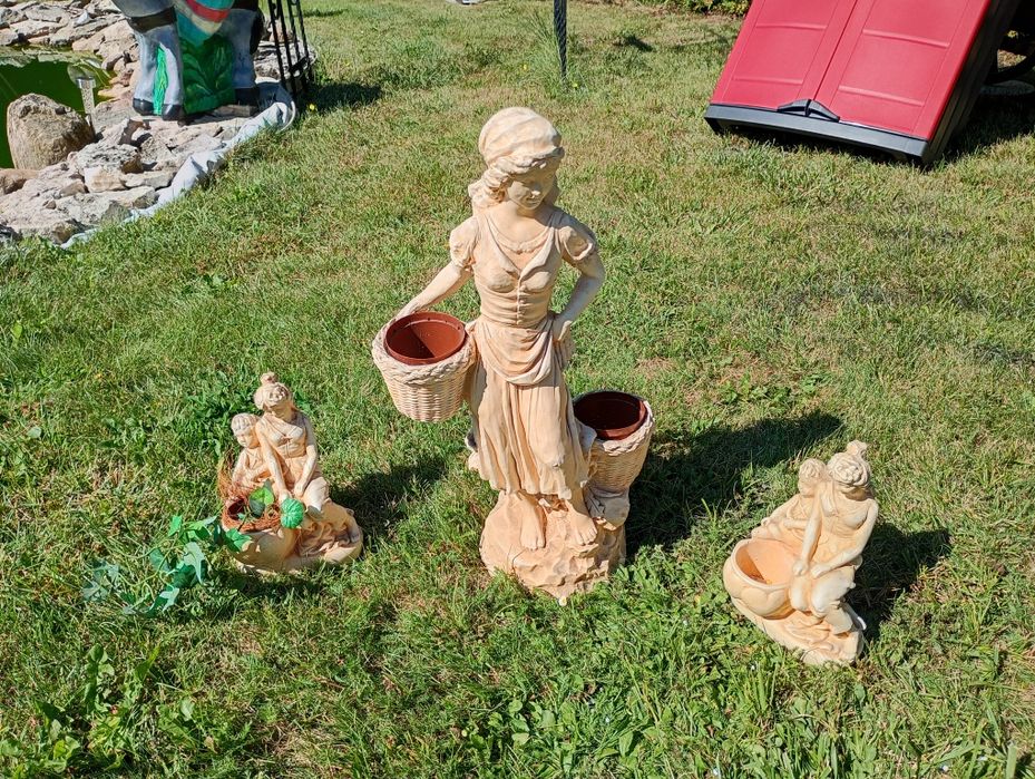 Figurki ogrodowe ozdobne na kwiaty