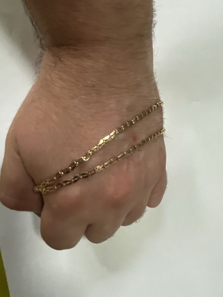 Серебрянные кольца и золотая цепочка.