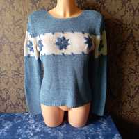 niebieski sweter w kwiaty