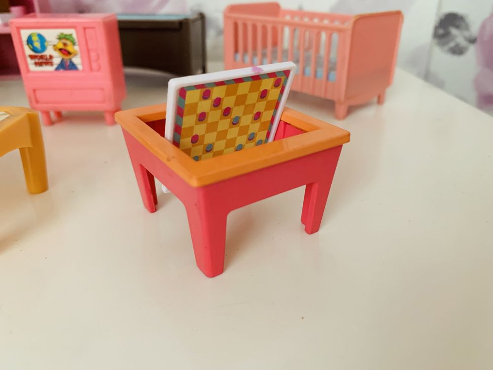 Mini mebelki dla małej lalki stolik, krzesło,wanna,łóżeczko itp