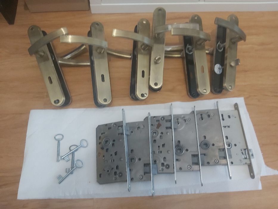 Zestaw zamków z szyldami i klamkami