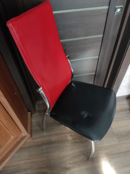 Продам коврик, кухонные,венские стулья под реставрацию.