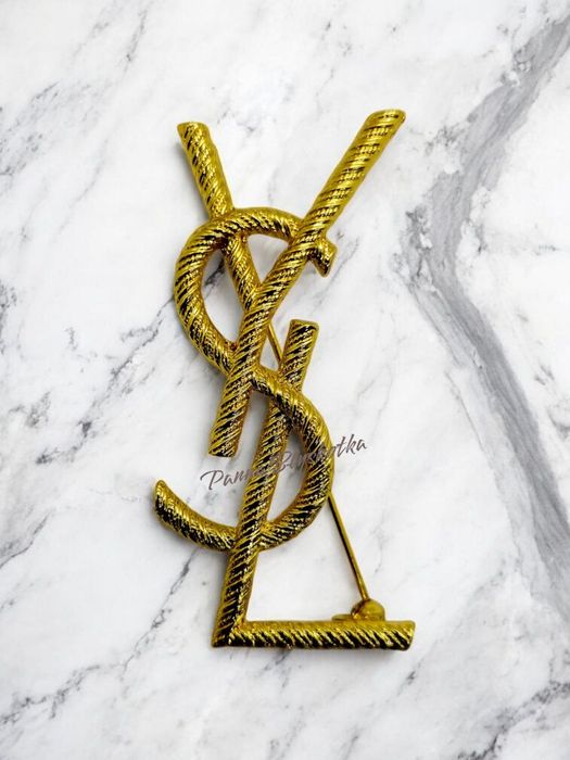 Broszka w stylu YSL – złota vintage old money, strukturalna elegancja