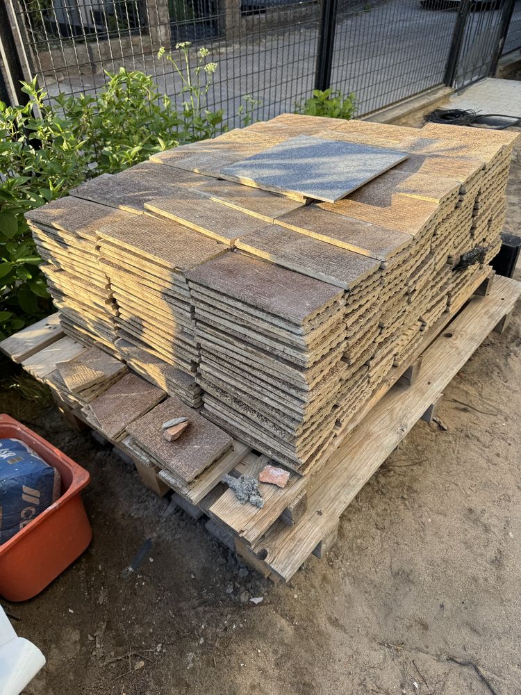 Plytki zewnętrzne 25x12 ok 530 sztuk ok 16m2