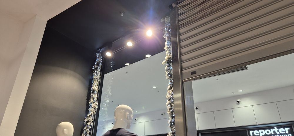 24 reflektory i 4 szyny do sklepu. Kolor czarny