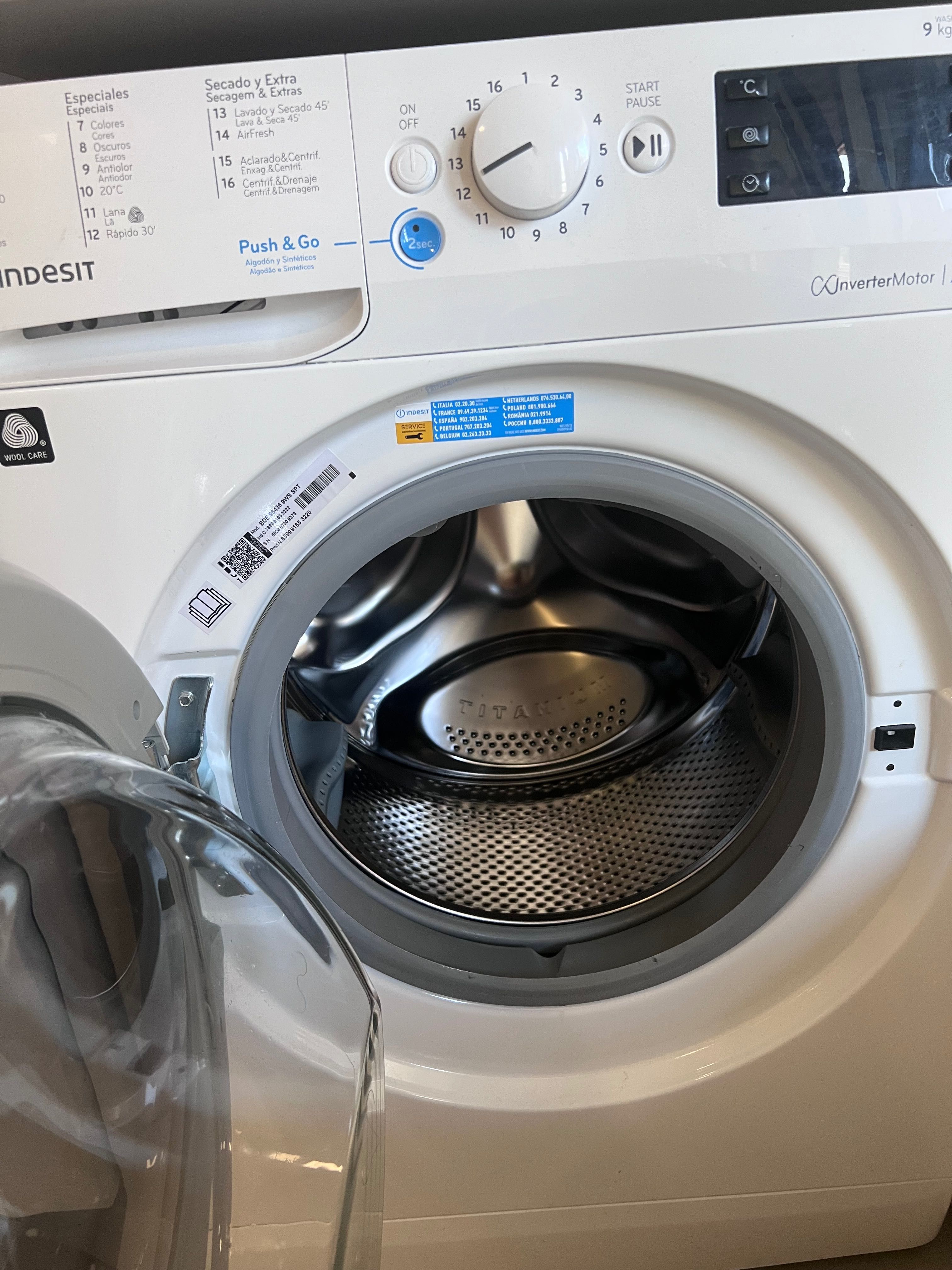 Máquina de lavar roupa (lava e seca)