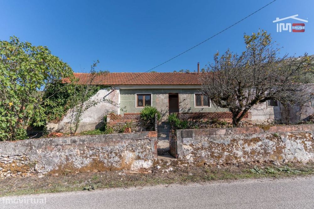 Moradia para recuperar em Bezerra, Porto de Mós