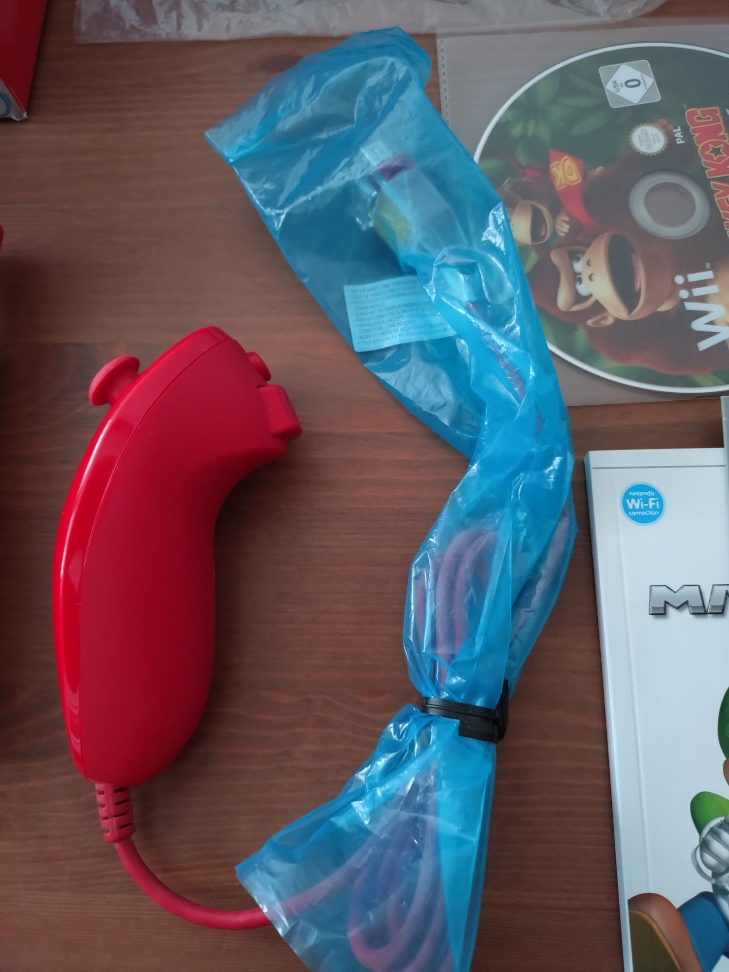 Konsola Nintendo Wii mini w stanie kolekcjonerskim.

- konsola w stani