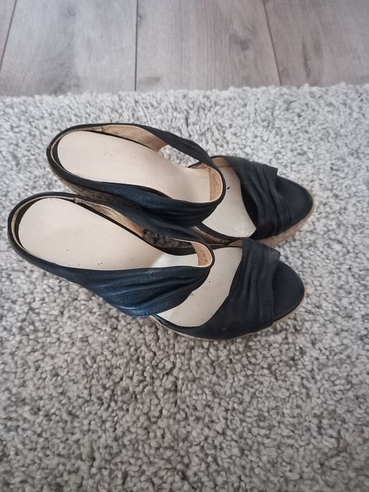 Продам  шкіряні  шльопанці.  Розмір 37. Стан  ідеальний