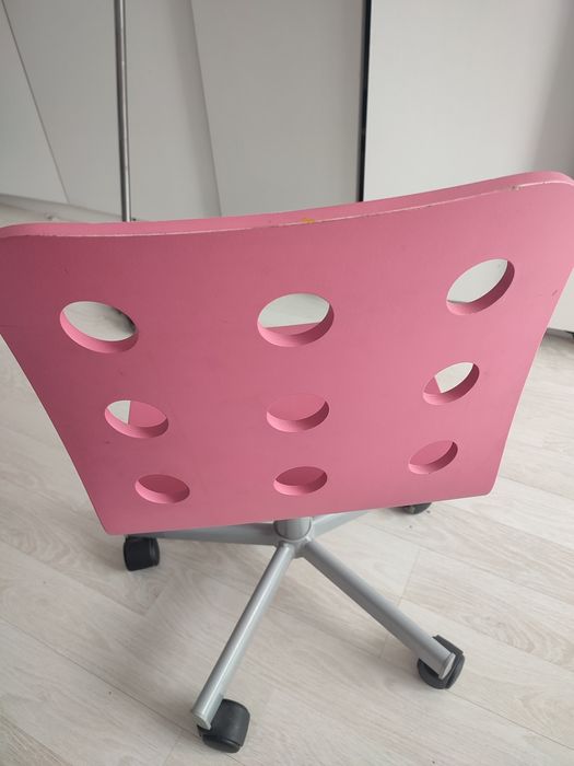 Różowe krzesło obrotowe do biurka