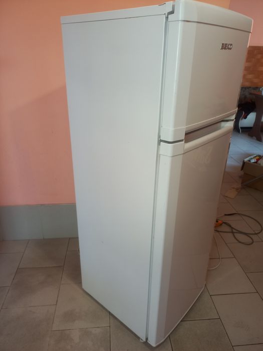 Бесплатно доставлю.  Продам двухкамерный рабочий холодильник ВЕКО.  От