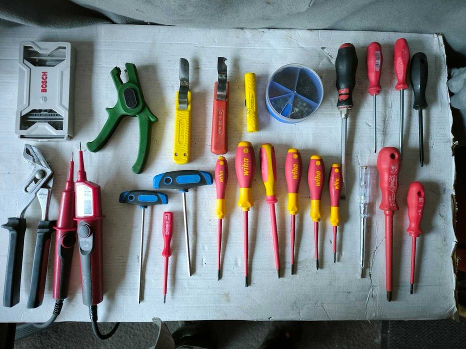 Walizka narzędziowa GT + narzędzia na kółkach z kluczem