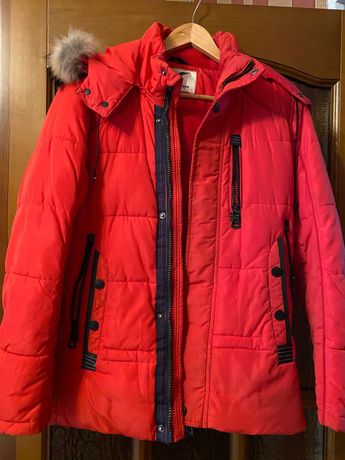 Продаю курточку  красную в хорошем состоянии на мальчика -152 размер