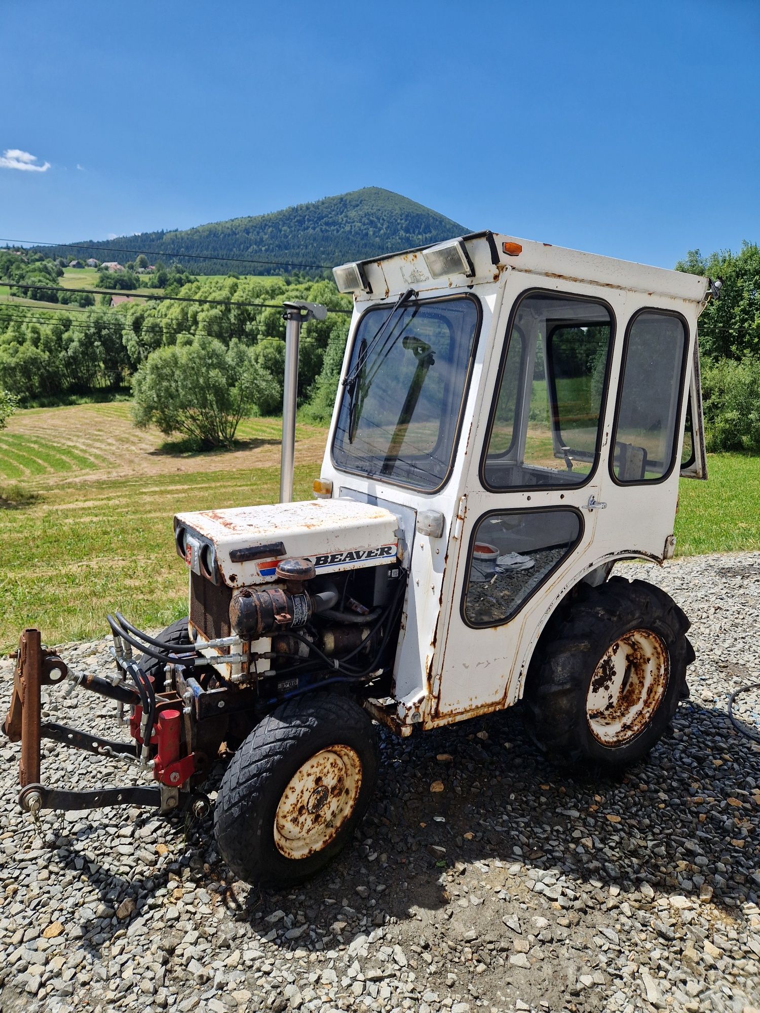 Traktorek, traktor  Mitsubishi 4x4 z pługiem wirnikowym.