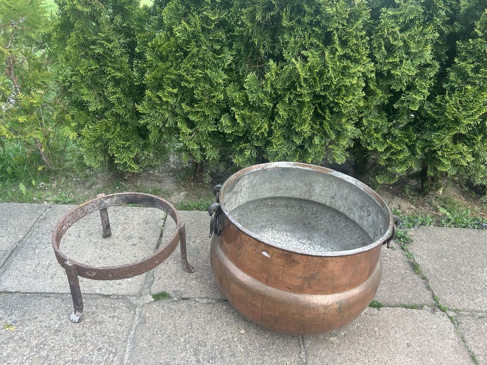 Ogromny miedziany garnek z kutymi uchwytami i podstawą – rzadka rzecz