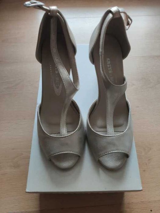 Złote sandałki rozmiar 36