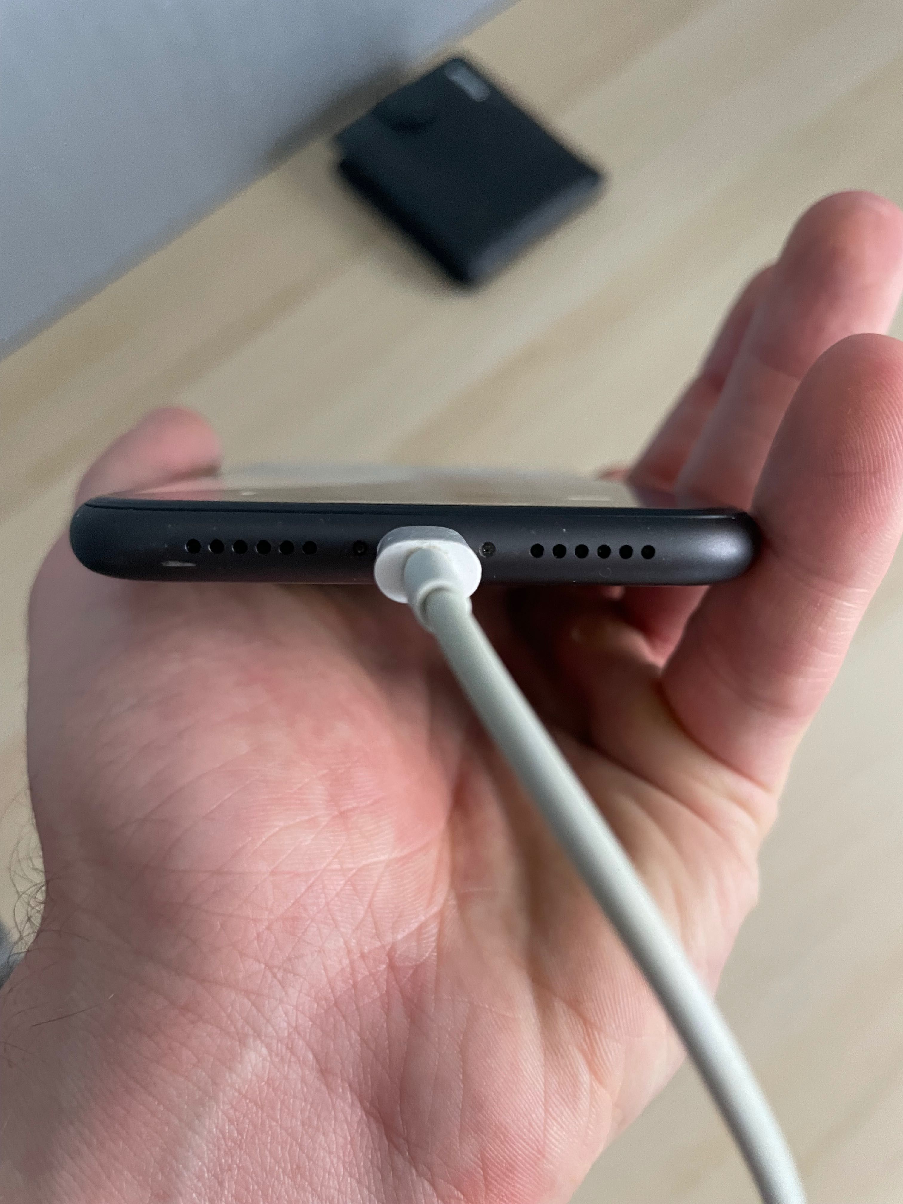 Sprzedam iPhone 11, 64 GB. W idealnym stanie, z pudełkiem.