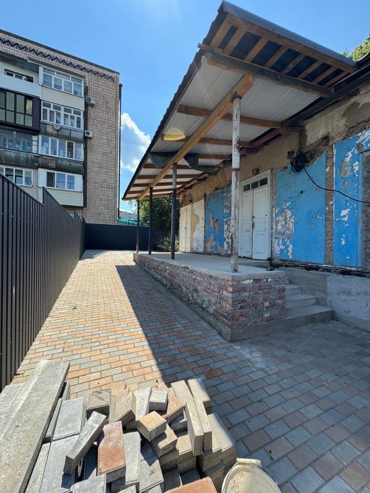Продам  приміщення в м. Прилуки по вул. Скоропадського, 100.