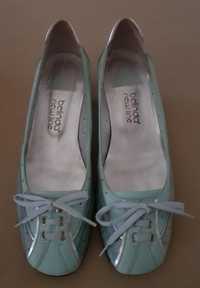Sapatos azulados com salto da marca BELINDA