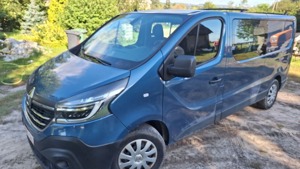 Renault trafic  pięcio osoby