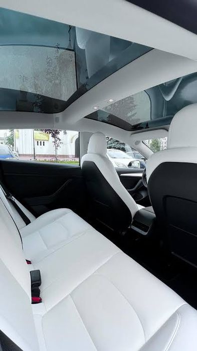 Продам Tesla model 3 , своя . Белый салон