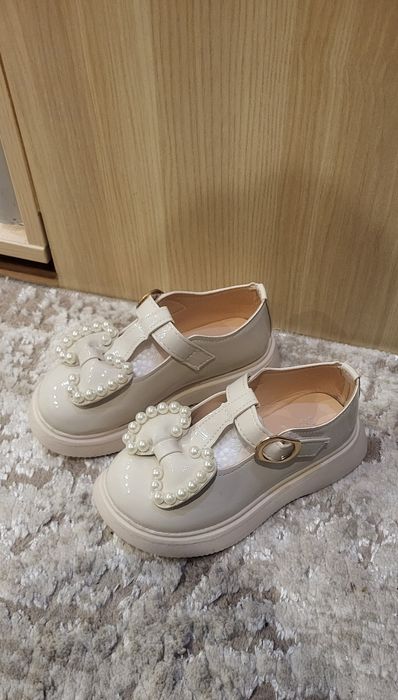 Гарні черевички / туфельки на дівчинку