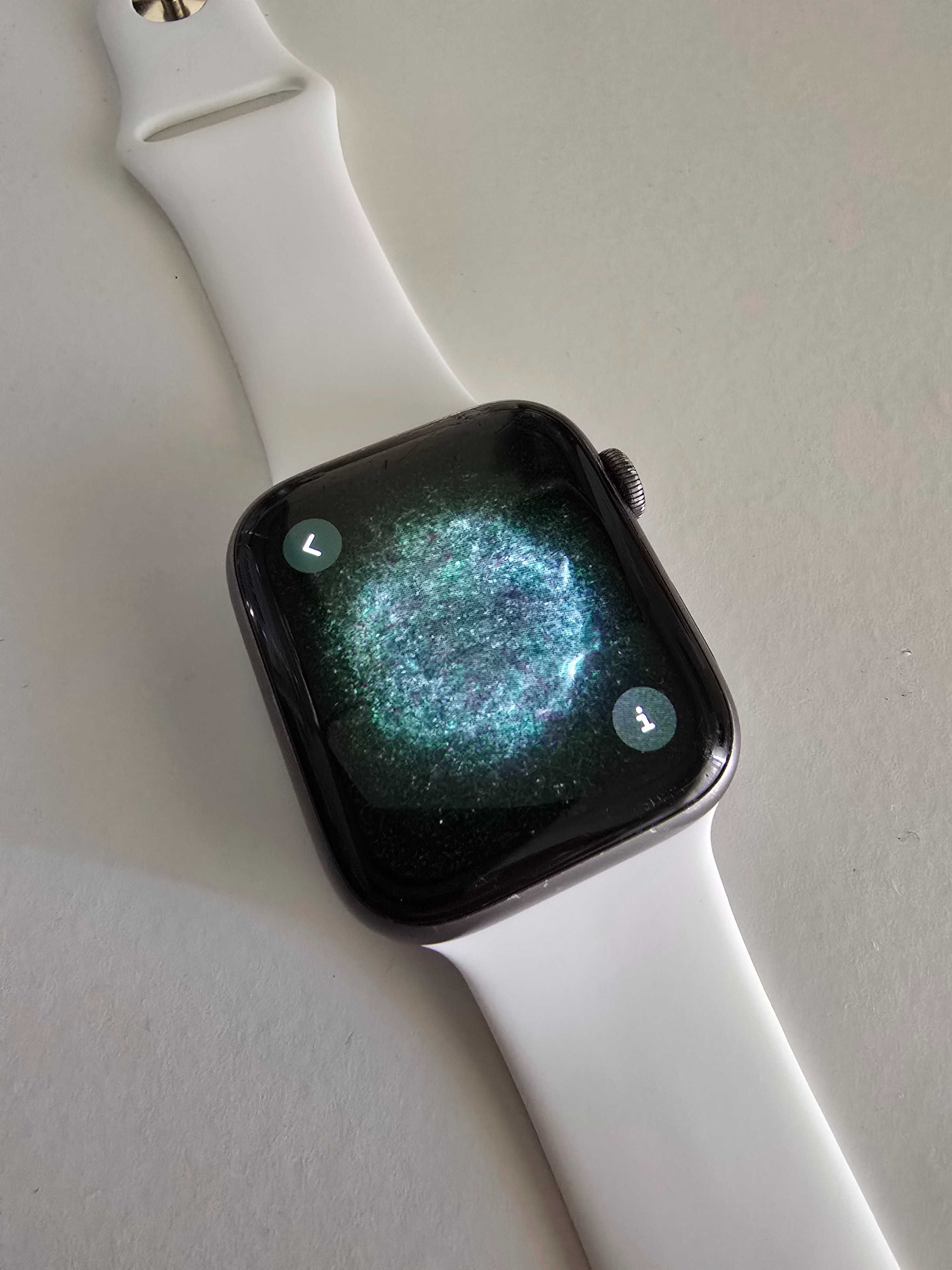 Apple Watch Series 5 (44mm) — com carregador + 2 braceletes