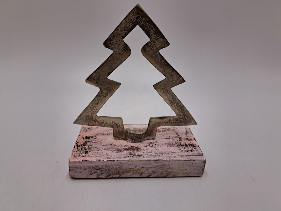 Choinka figurka ozdoba na pobielanej desce, Nordwijk, Holandia