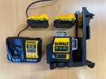 Laser DeWalt DCE089G Laser 3-wiązkowy 3D 360° + 2x Aku DeWalt DCB1104
