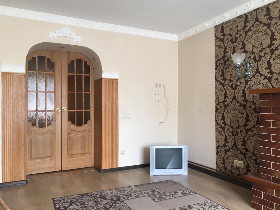 Оренда н/особняку в самому Центрі з гаражем,подвір'я,є все необхідне