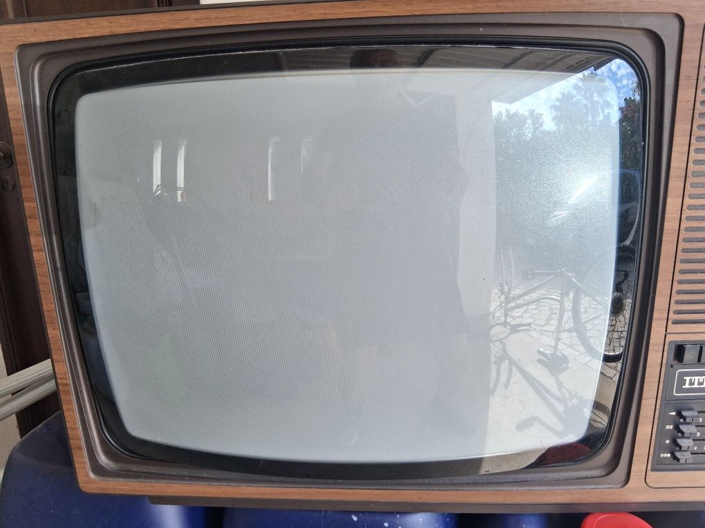 TV antiga, anos 90, a cores