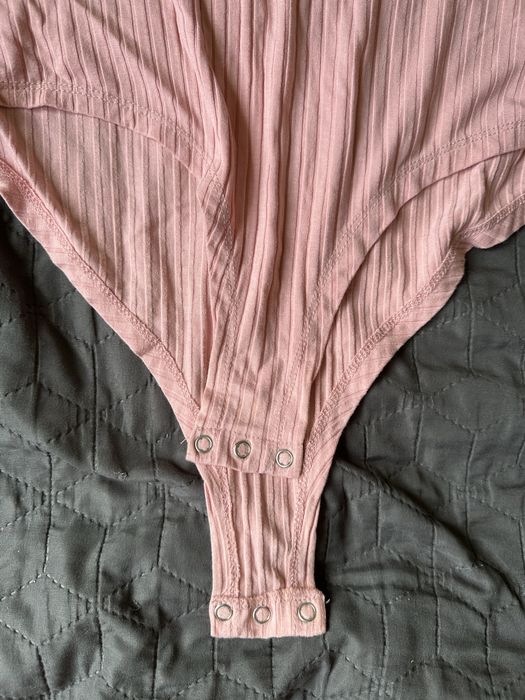 Боді жіноче стан гврний колір пудра з замочком .