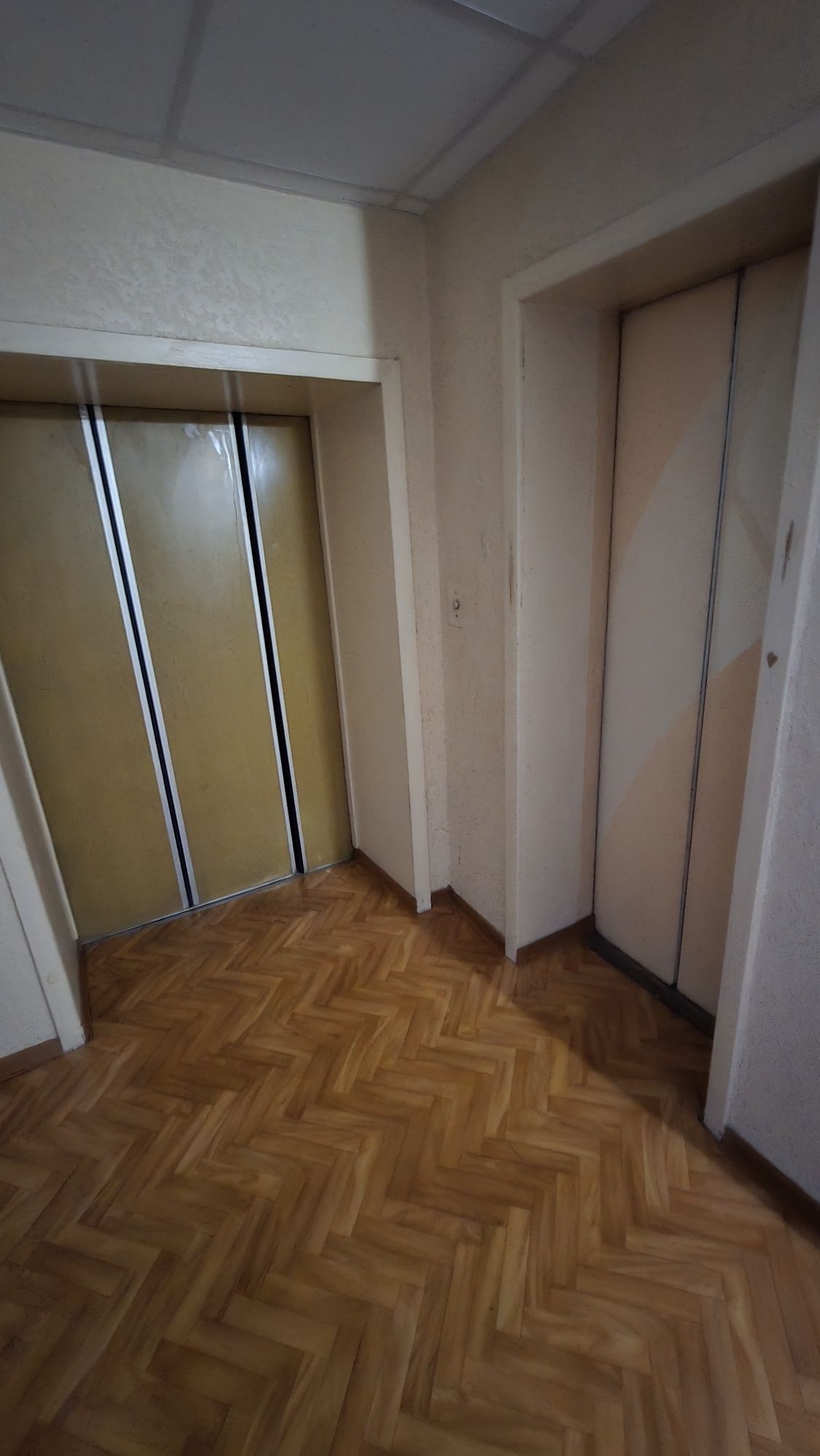 Продаж квартири  3к   650 $ 1м2