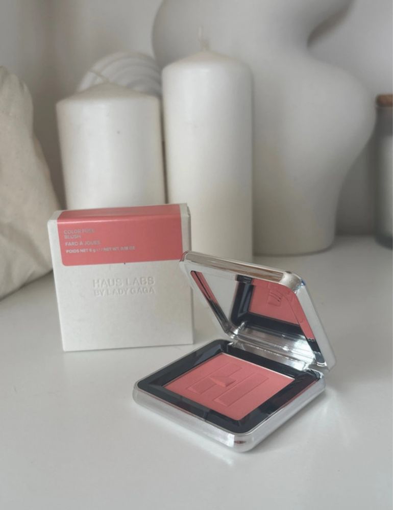 haus labs powder blush „pomelo peach” róż