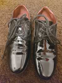 Buty wizytowe pantofle lakierowane