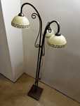 Lampa stojąca zapalana nogą
