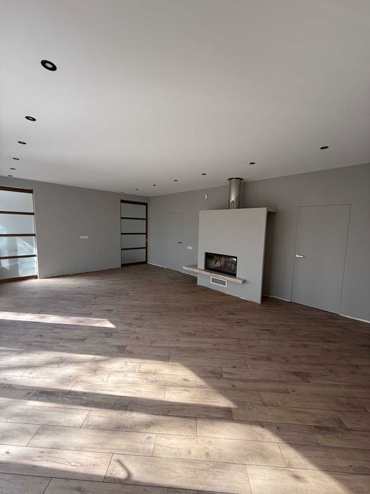 Продам котедж 480м  с.Шпитьки 17 км по Житом. трасі 15с.біля озера