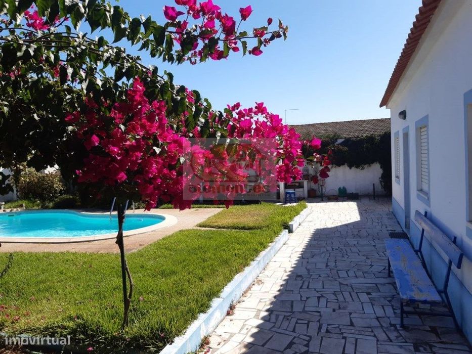 Moradia com quintal e piscina em Grândola para remodelar