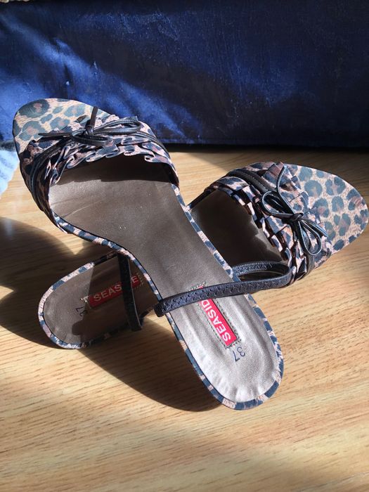 Sandálias padrão animal